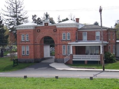 Gatehouse of Evergreen Cemetery image. Click for full size.