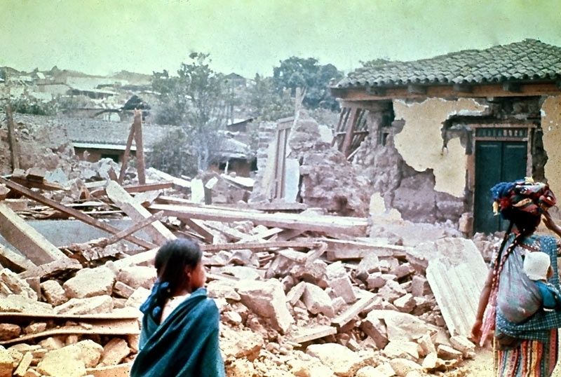 San Andrs Itzapa after the 1976 earthquake. image. Click for full size.