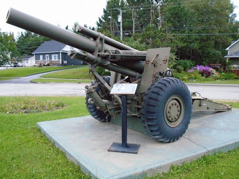 M114 155mm Howitzer and Marker image, Touch for more information
