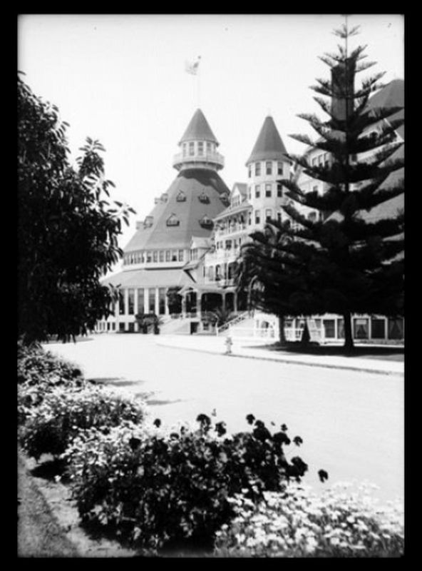 Entrance to the Hotel del Coronado image. Click for full size.