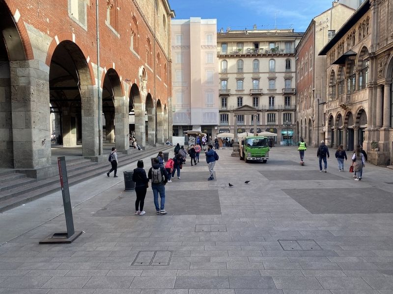 Palazzo della Ragione Marker - wide view image. Click for full size.