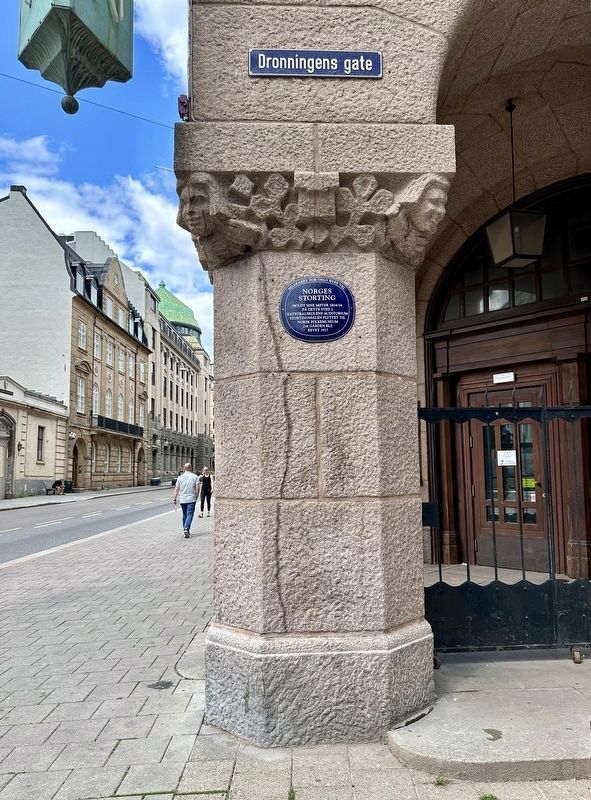 Norges Storting / The Norwegian Parliament Marker - wide view image. Click for full size.