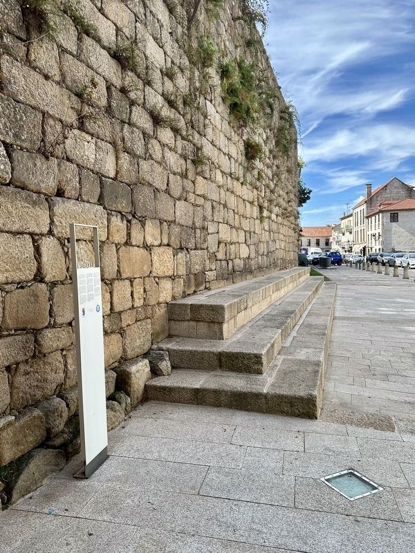Muralla / City Wall and Marker - looking south along the wall image. Click for full size.
