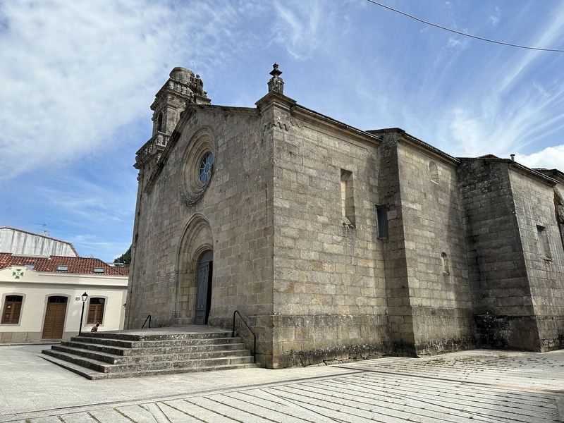 Igrexa de Santiago (Sculo XV) / Church of Santiago (15th Century) - view from the south image. Click for full size.