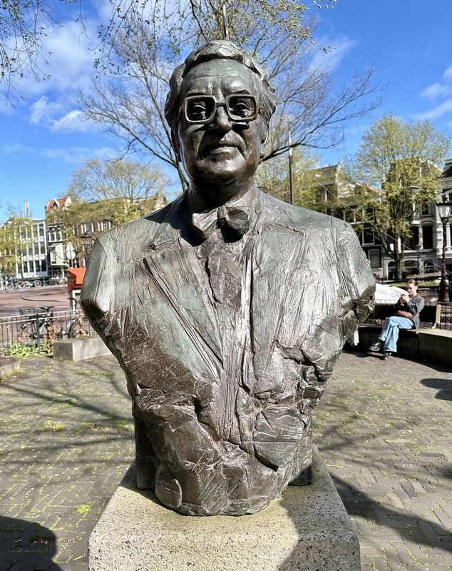 Johnny Jordaan statue image. Click for full size.