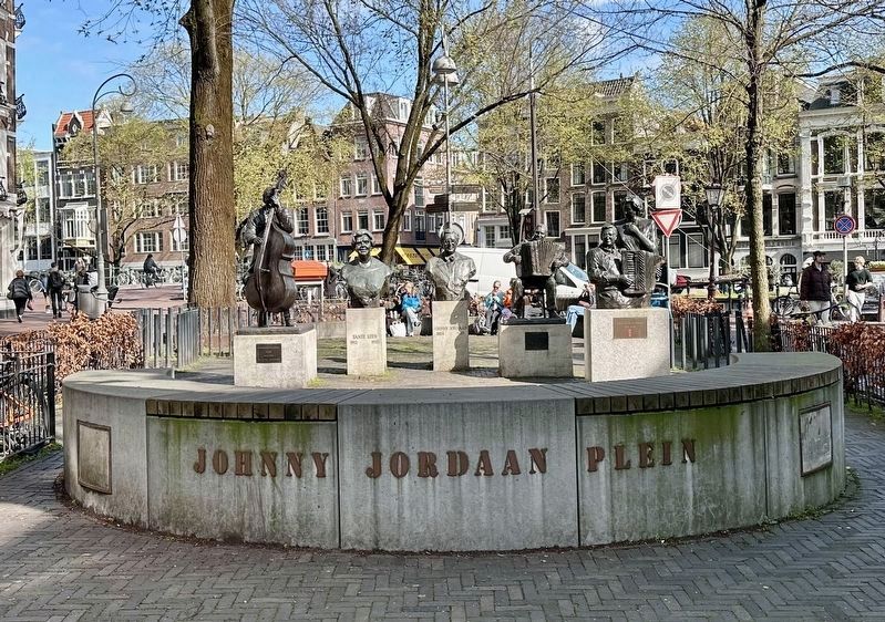 Statues of (L to R): Manke Nelis, Tante Leen, Johnny Jordaan, Johnny Meijer, and Duo Jan & Mien image. Click for full size.