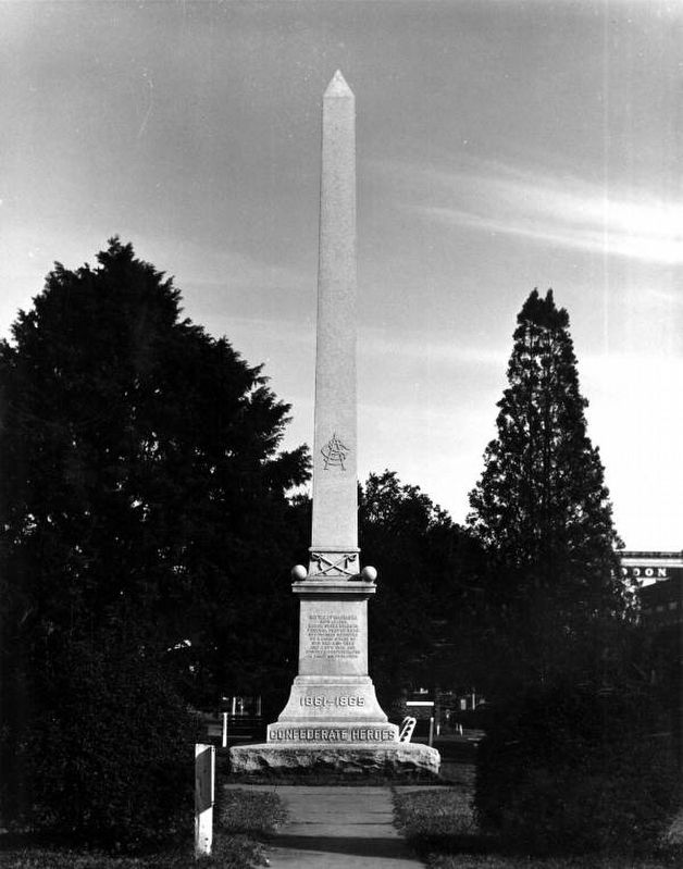 Confederate Heroes Monument c. 1920s image. Click for full size.