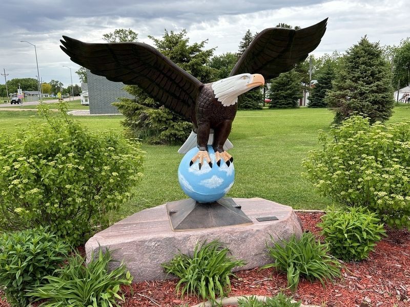 Eagle Statue image. Click for full size.