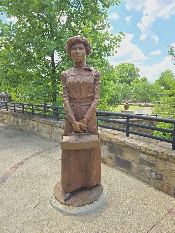 Dr. Annie Alexander statue image. Click for full size.