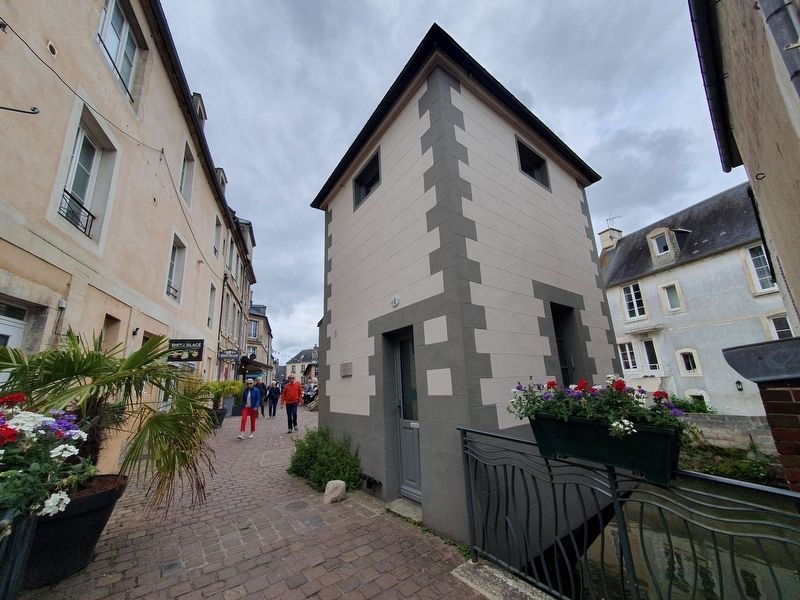 Smallest House in France and Marker image. Click for full size.